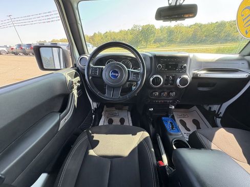 Used 2015 Jeep Wrangler Unlimited Sahara w/ Connectivity Group image 28