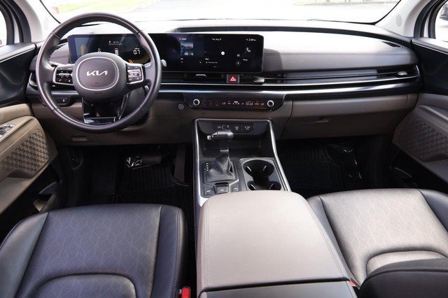 Used 2025 Kia Carnival FWD image 23