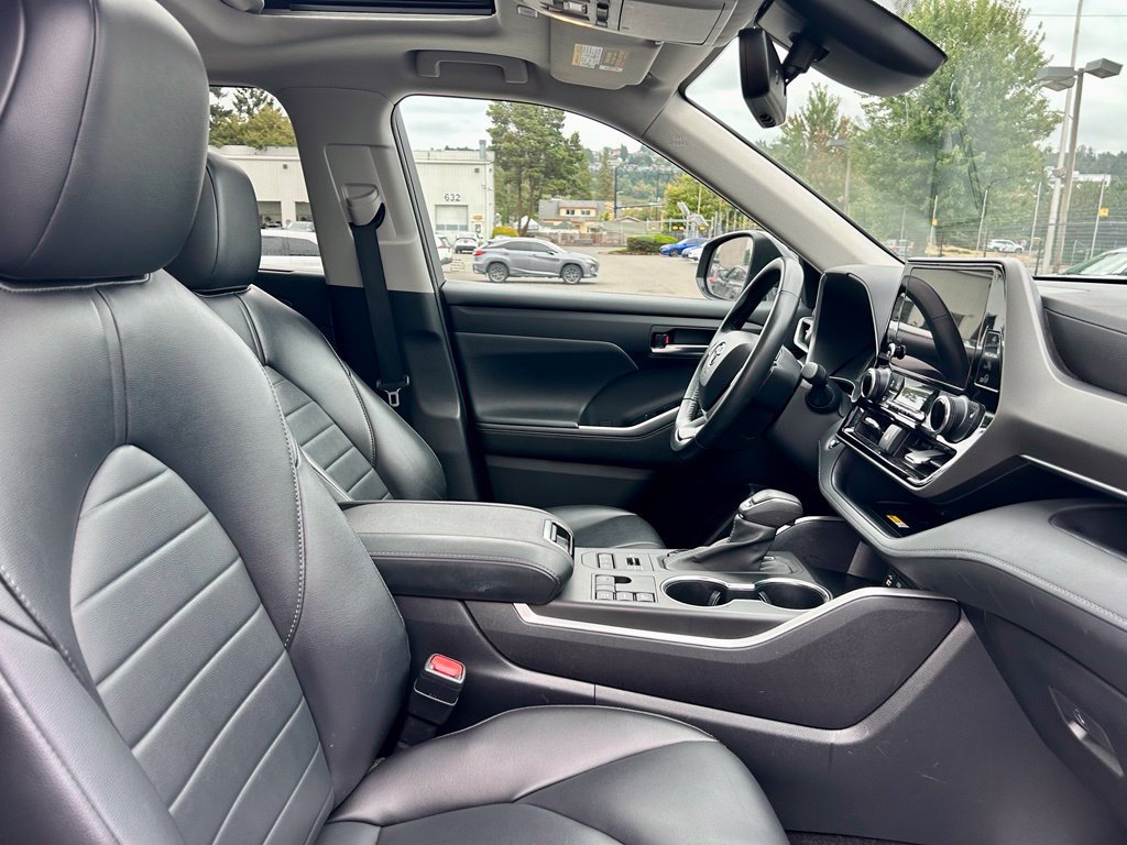 Used 2023 Toyota Highlander XLE AWD/4WD image 18