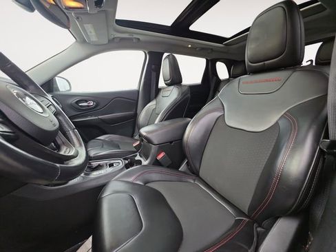 Used 2019 Jeep Cherokee Trailhawk w/ Comfort/Convenience Group image 9