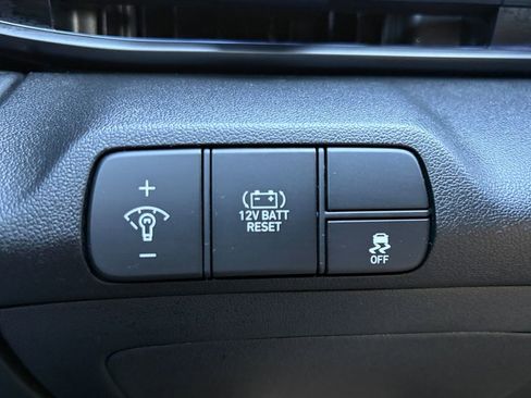 Used 2025 Hyundai Elantra SEL image 3