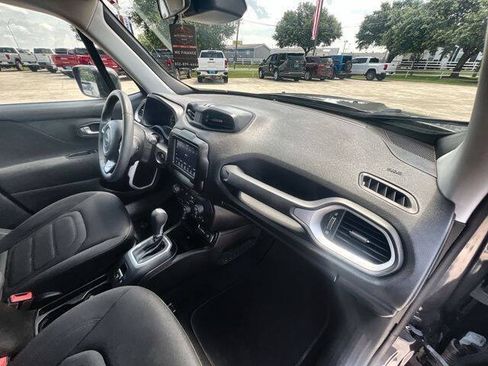 Used 2021 Jeep Renegade Latitude FWD image 28