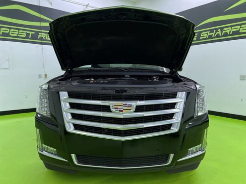 Used 2017 Cadillac Escalade Luxury AWD/4WD image 4