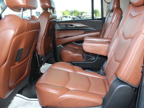 Used 2019 Cadillac Escalade ESV Premium Luxury image 17