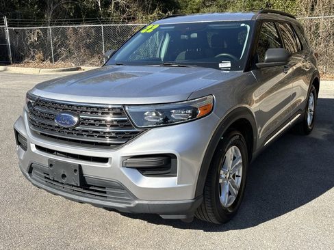 Used 2022 Ford Explorer XLT image 2