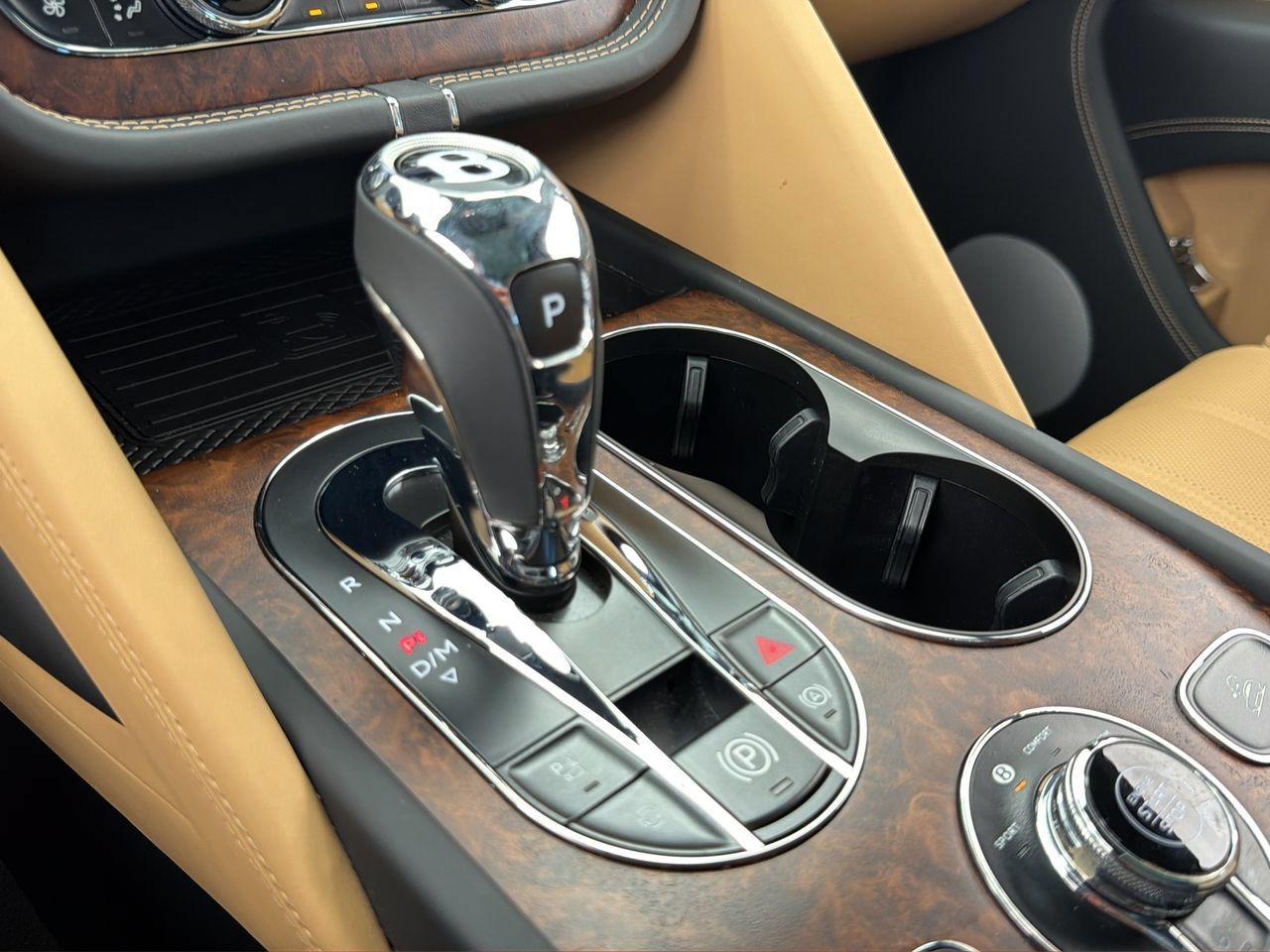 Used 2025 Bentley Bentayga AWD/4WD image 36