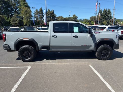 Used 2025 GMC Sierra 2500 AT4X w/ AT4X AEV Edition AWD/4WD image 8