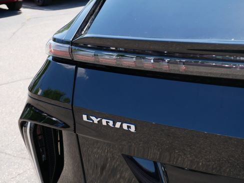 Used 2024 Cadillac Lyriq Luxury AWD/4WD image 17