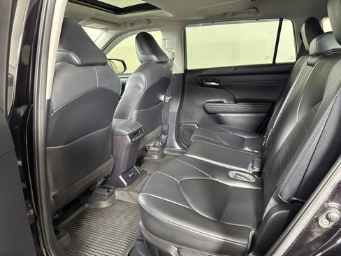 Used 2021 Toyota Highlander XLE AWD/4WD image 12