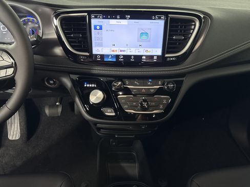 New 2026 Chrysler Pacifica Select w/ S Appearance Package image 22