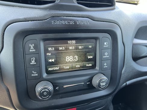 Used 2017 Jeep Renegade Latitude w/ Popular Equipment Group FWD image 19