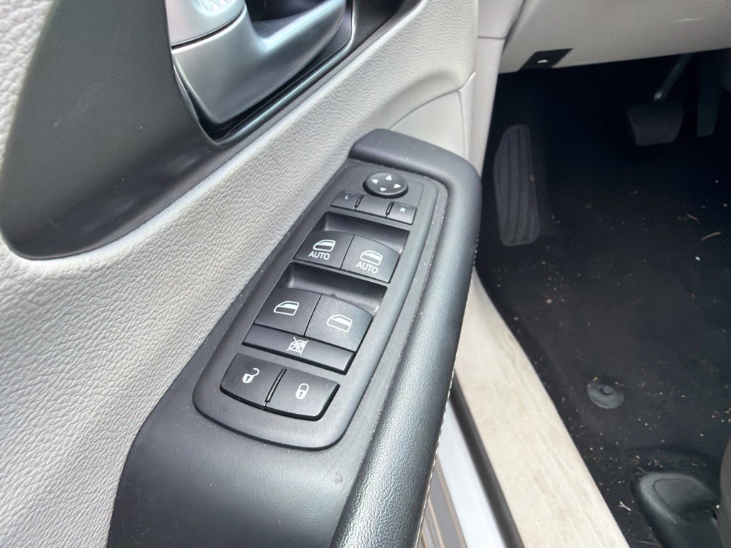 Used 2024 Chrysler Pacifica Touring-L FWD image 12