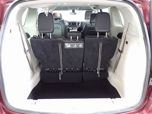 Used 2019 Chrysler Pacifica Touring-L image 14