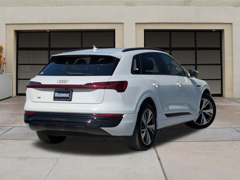 Used 2024 Audi Q8 e-tron Premium image 4