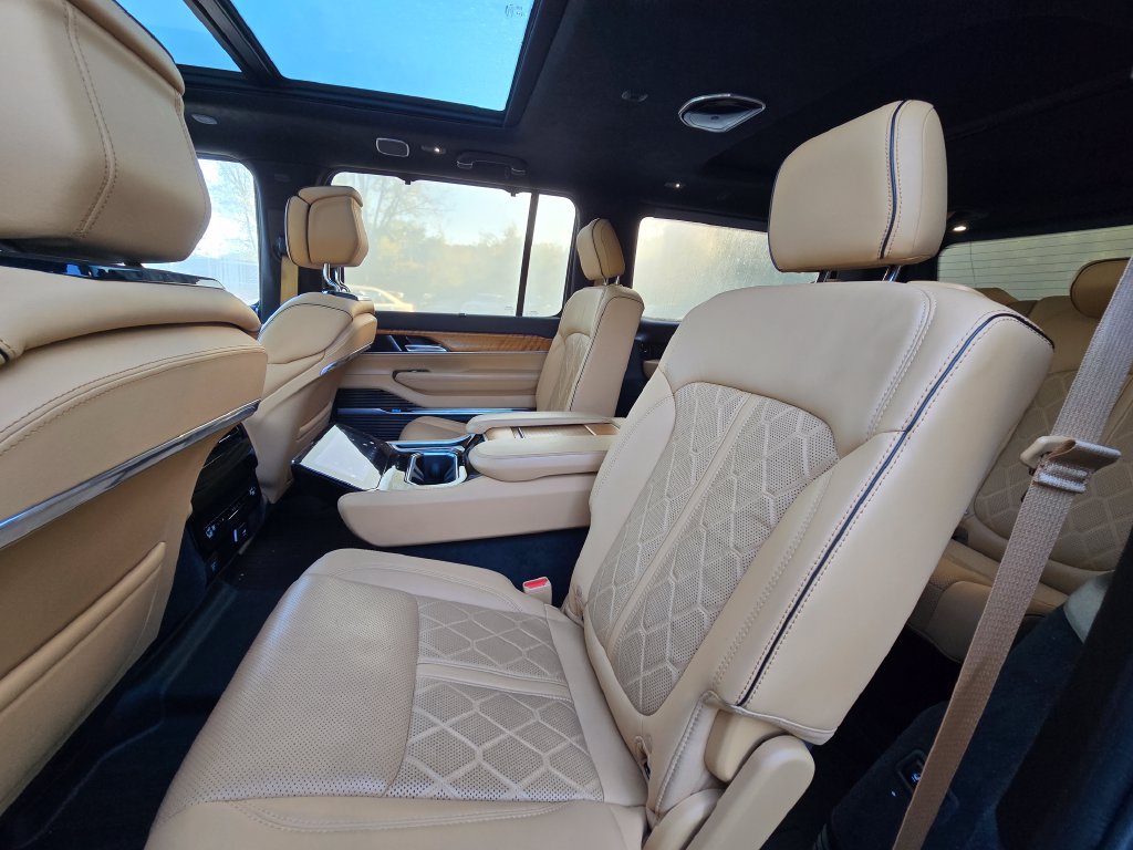 Used 2022 Jeep Grand Wagoneer Series III AWD/4WD image 20