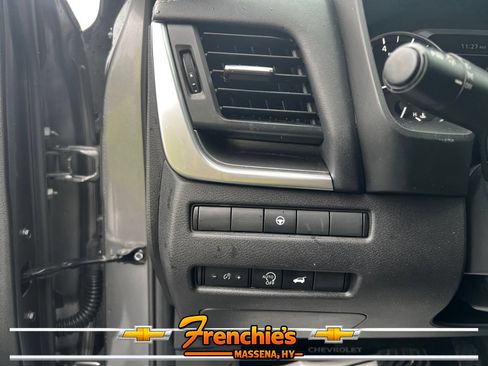 Used 2025 Nissan Rogue SV AWD/4WD image 12
