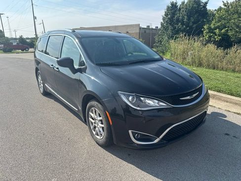Used 2020 Chrysler Pacifica Touring-L FWD image 2