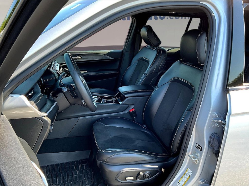 Used 2023 Jeep Grand Cherokee Altitude AWD/4WD image 23