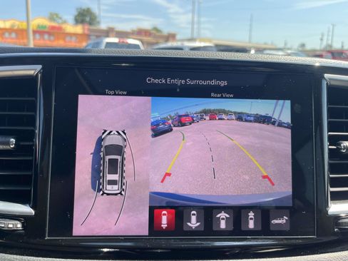 Used 2023 Chrysler Pacifica Limited w/ Uconnect Theater Family Group FWD image 19