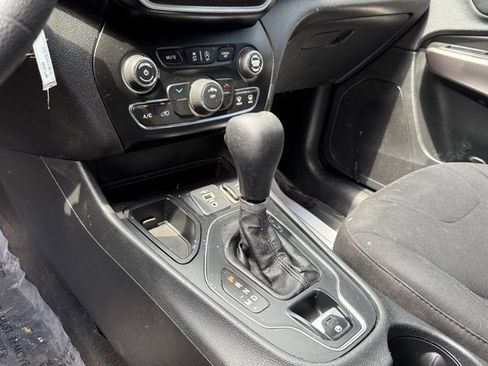 Used 2019 Jeep Cherokee Latitude w/ Popular Appearance Group image 20