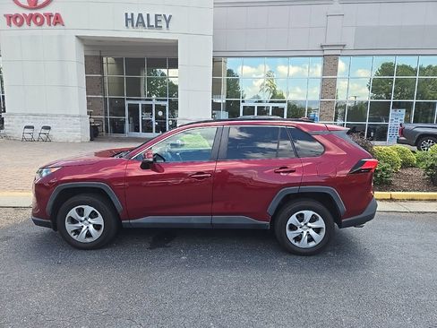 Used 2020 Toyota RAV4 LE FWD image 5
