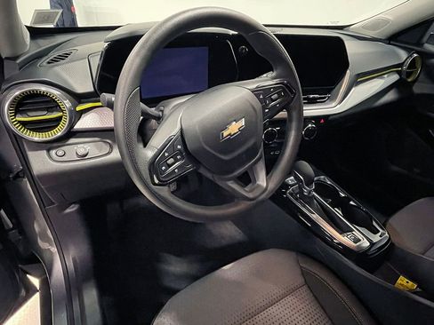 Used 2024 Chevrolet Trax LT FWD image 19
