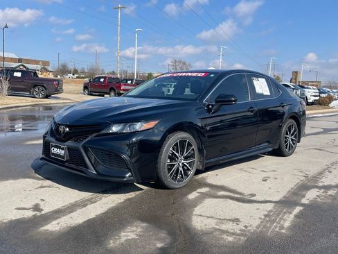 Used 2021 Toyota Camry SE image 3