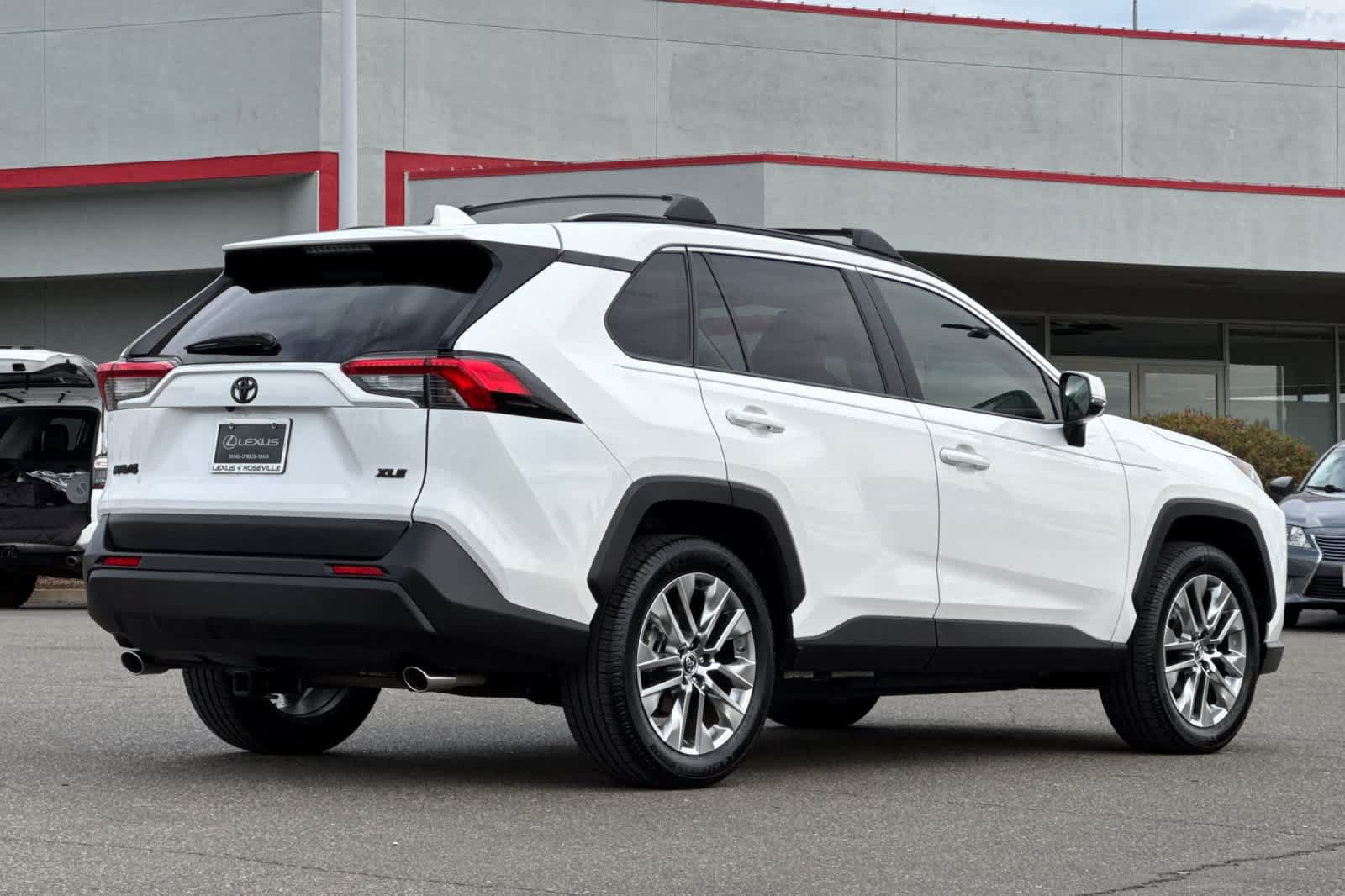 Used 2019 Toyota RAV4 XLE Premium FWD image 2