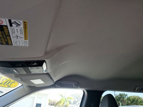 Used 2025 Mitsubishi Outlander SE image 32