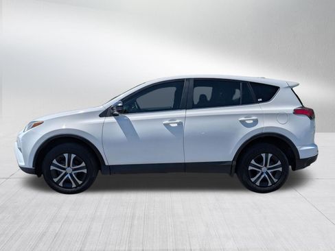 Used 2018 Toyota RAV4 LE AWD/4WD image 2