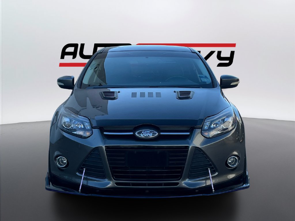 Used 2013 Ford Focus Titanium w/ Titanium Handling Pkg FWD image 2