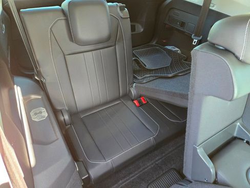 Used 2023 Volkswagen Tiguan SE w/ Panoramic Sunroof Package FWD image 12