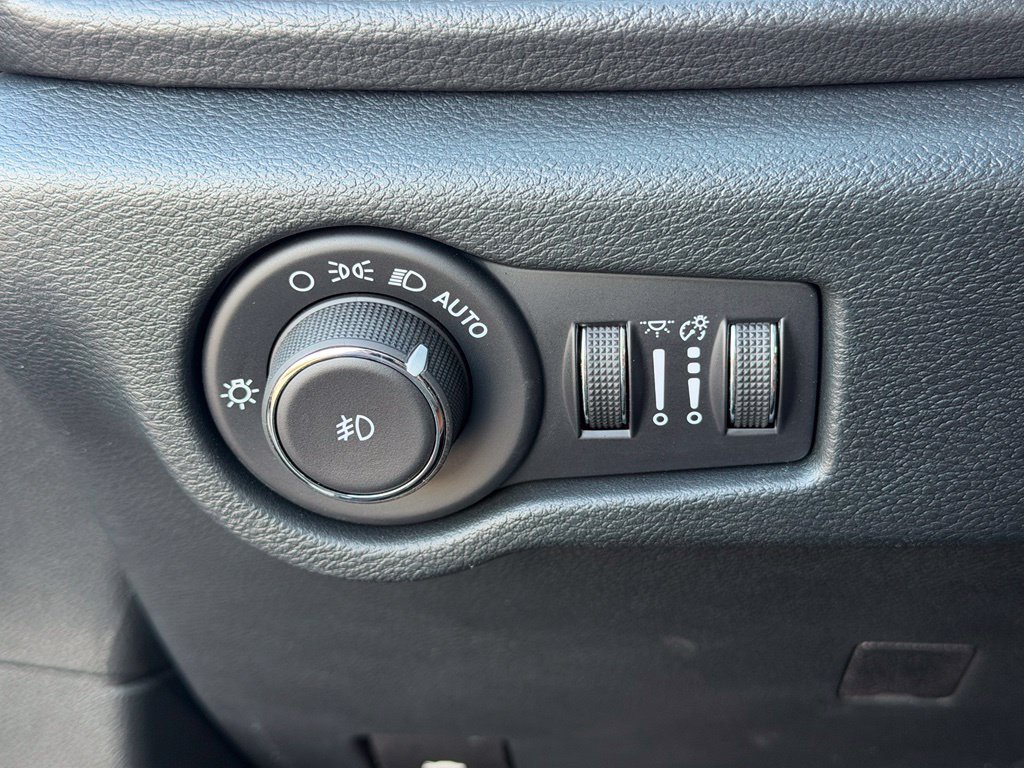 Used 2025 Chrysler Pacifica Pinnacle FWD image 14