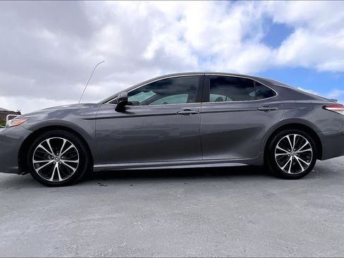 Used 2020 Toyota Camry SE FWD image 3