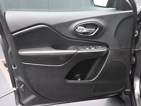 Used 2021 Jeep Cherokee Trailhawk image 18