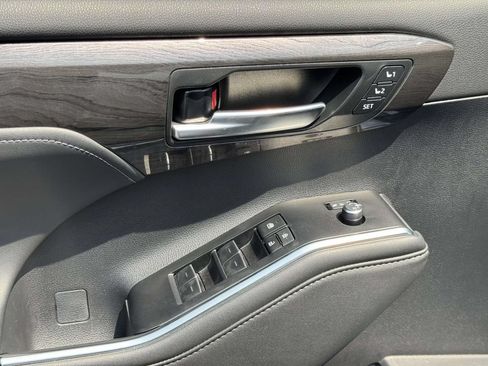 Used 2025 Toyota Highlander Limited AWD/4WD image 19