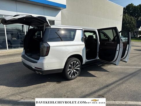Used 2025 Chevrolet Suburban High Country AWD/4WD image 37