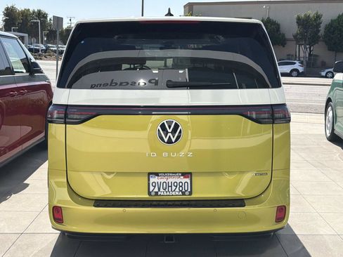 Certified 2025 Volkswagen ID. Buzz Pro S Plus AWD/4WD image 3