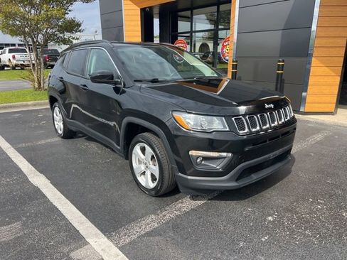 Used 2019 Jeep Compass Latitude FWD image 1