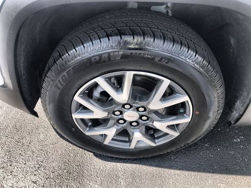 Used 2023 GMC Acadia SLE image 10