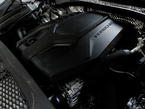 Used 2025 Porsche Macan AWD/4WD image 41