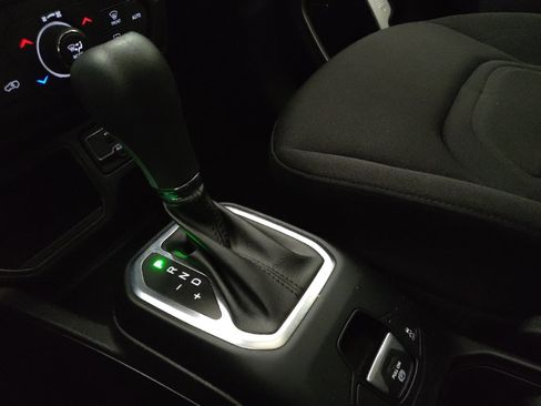Used 2021 Jeep Renegade Latitude w/ Sun & Sound Group FWD image 26