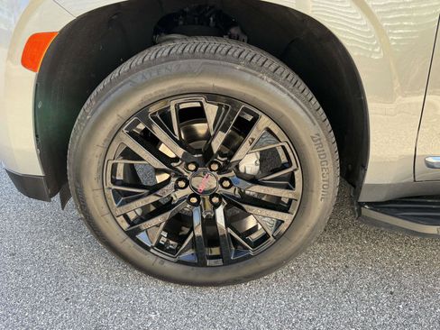 Used 2023 GMC Yukon SLT w/ SLT Luxury Package image 10