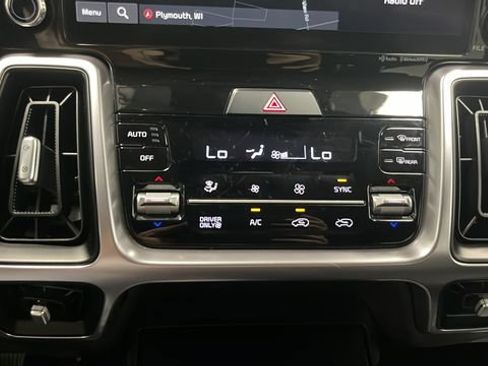 Used 2024 Kia Sorento EX w/ Panoramic Sunroof Package AWD/4WD image 18