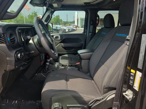 Used 2024 Jeep Wrangler Unlimited Rubicon 4xe w/ Technology Group AWD/4WD image 16