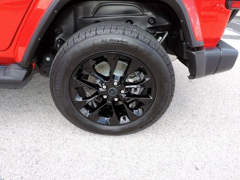 Used 2025 Jeep Wrangler Unlimited Sahara AWD/4WD image 15