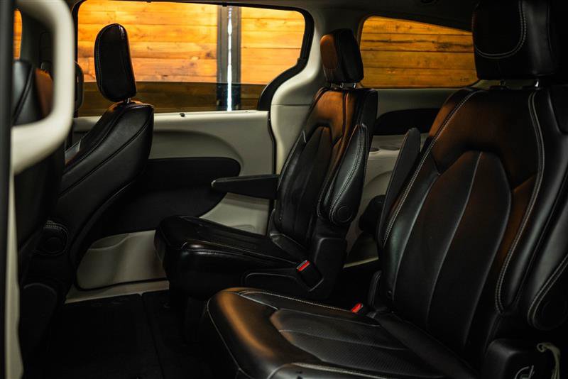 Used 2024 Chrysler Pacifica Touring-L FWD image 10