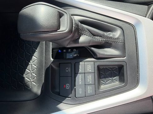 Used 2019 Toyota RAV4 LE AWD/4WD image 10