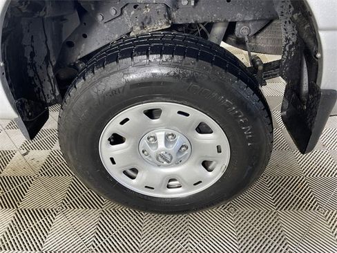 Used 2018 Nissan Titan SV image 18