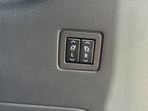 Used 2023 Chevrolet Traverse High Country AWD/4WD image 24